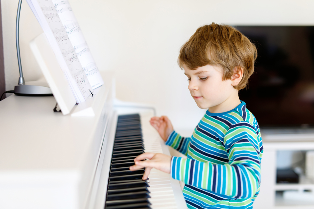 My mum is playing the piano. Мальчик и пианино. Ребенок за пианино. Дети пианисты. Мальчик играет на фортепиано.